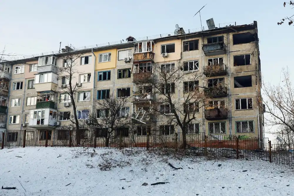 розбитий будинок в наслідок нападу безпілотників на Київ 3 лютого