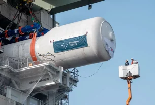 Парогенератор який був вилучен з атомного реакторного корпусу в Німеччині.