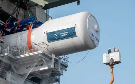 Парогенератор який був вилучен з атомного реакторного корпусу в Німеччині.