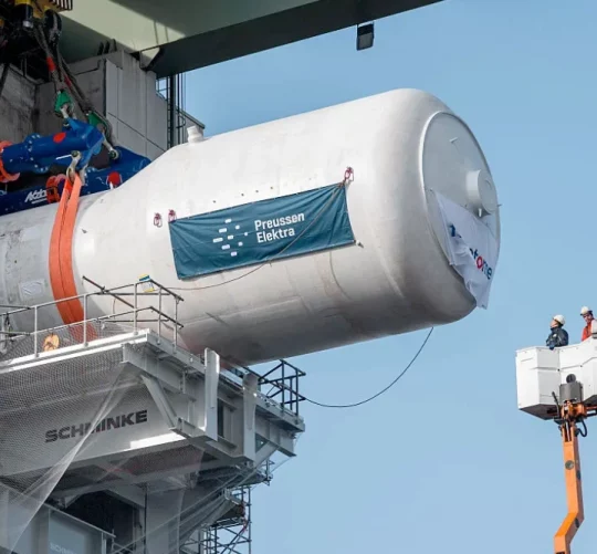 Парогенератор який був вилучен з атомного реакторного корпусу в Німеччині.