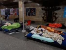 ліжка у метро під час обстрілів українського міста
