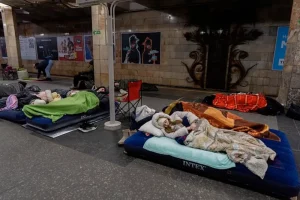 ліжка у метро під час обстрілів українського міста