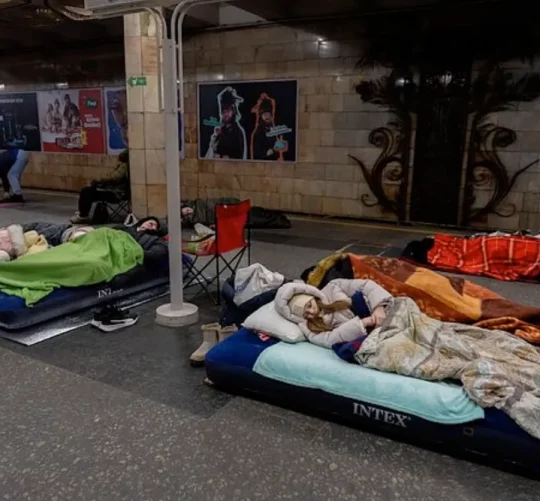 ліжка у метро під час обстрілів українського міста