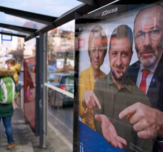 виборчі антиукраїнські гасла у вигляді плакатів зроблених ШІ де зображено Зеленського з протягненою рукою