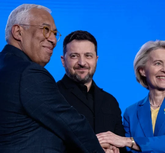 Виступаючи разом із Володимиром Зеленським та Антоніо Костою, Урсула фон дер Ляєн заявила, що «самі по собі дати [без завершення реформ] неможливі»