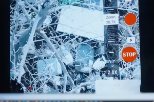 дрон стежить за територією зум 20х