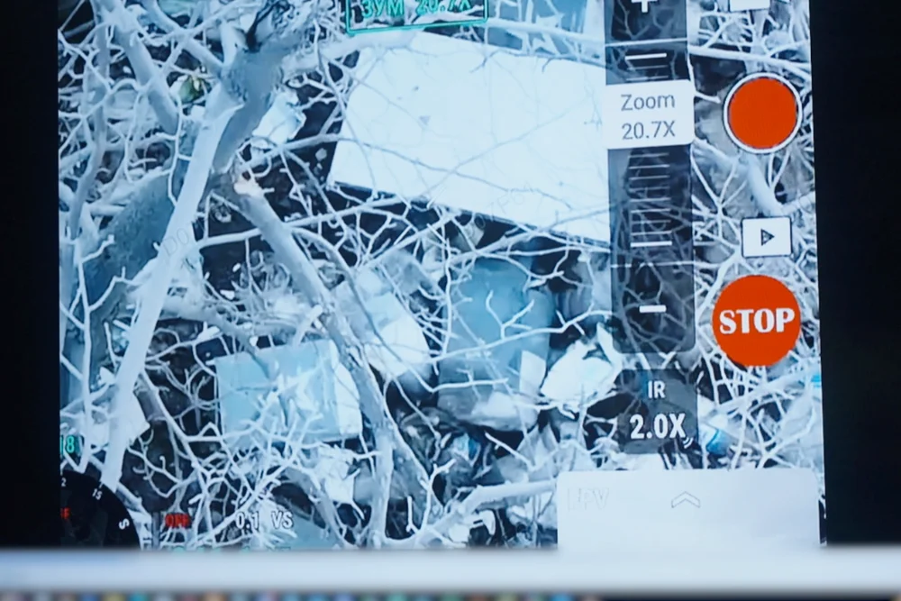 дрон стежить за територією зум 20х