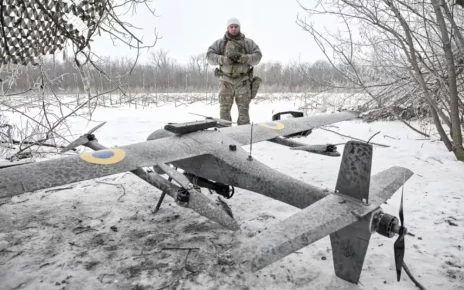 Український військовослужбовець готує бойовий безпілотник перед запуском у бік позицій російських військ поблизу прифронтового міста Покровськ у Донецькій області,