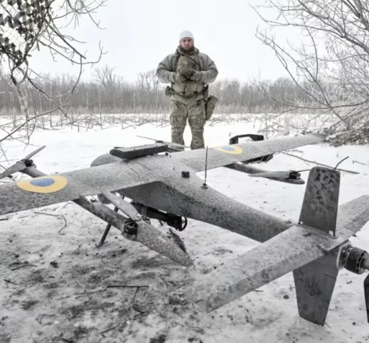 Український військовослужбовець готує бойовий безпілотник перед запуском у бік позицій російських військ поблизу прифронтового міста Покровськ у Донецькій області,