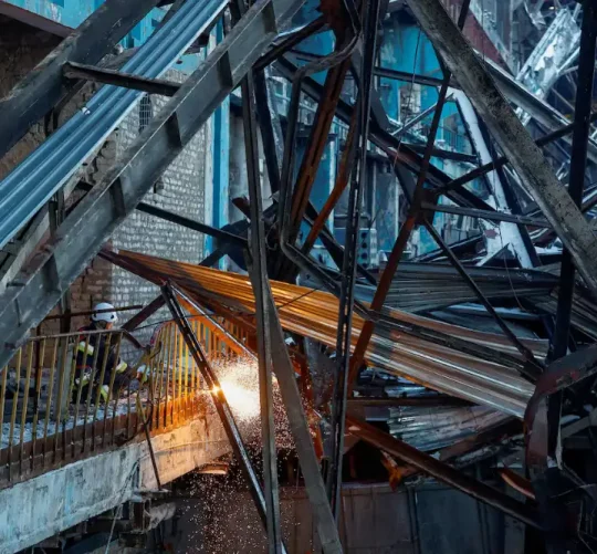 Рятувальники видаляють завали на теплоелектростанції, пошкодженій численними російськими ракетними ударами