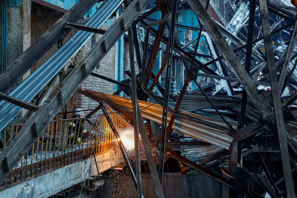 Рятувальники видаляють завали на теплоелектростанції, пошкодженій численними російськими ракетними ударами