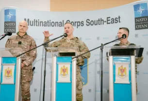 Бригадний генерал США Стівен П. Карпентер, командувач Мультидоменного командування Європа (у центрі), виступає під час прес-конференції поруч із румунським полковником Баланом Костелом-Соріном, командувачем 8-ї бригади ROT (праворуч), та французьким генералом Режисом Антоніозом, командувачем 2-ї бронетанкової бригади (ліворуч), 9 лютого 2026 року.