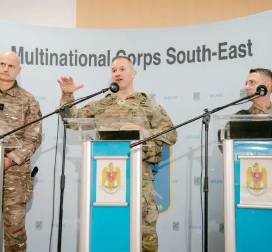 Бригадний генерал США Стівен П. Карпентер, командувач Мультидоменного командування Європа (у центрі), виступає під час прес-конференції поруч із румунським полковником Баланом Костелом-Соріном, командувачем 8-ї бригади ROT (праворуч), та французьким генералом Режисом Антоніозом, командувачем 2-ї бронетанкової бригади (ліворуч), 9 лютого 2026 року.