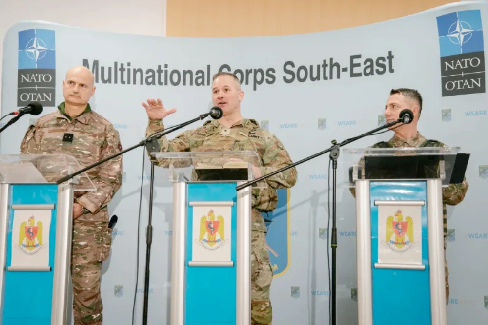 Бригадний генерал США Стівен П. Карпентер, командувач Мультидоменного командування Європа (у центрі), виступає під час прес-конференції поруч із румунським полковником Баланом Костелом-Соріном, командувачем 8-ї бригади ROT (праворуч), та французьким генералом Режисом Антоніозом, командувачем 2-ї бронетанкової бригади (ліворуч), 9 лютого 2026 року.