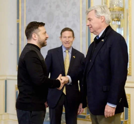 Президента України, Президент України Володимир Зеленський (ліворуч) вітає сенатора Шелдона Вайтхауса (Демократична партія, Род-Айленд) і сенатора Річарда Блюменталя (Демократична партія, Коннектикут) (посередині) у Києві, Україна, в понеділок, 2 лютого