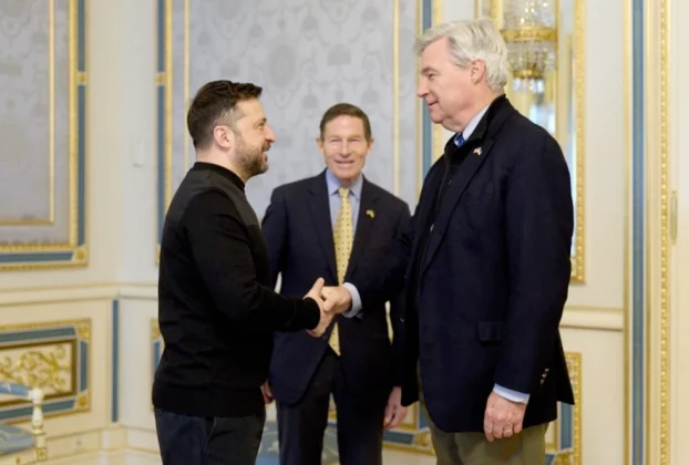 Президента України, Президент України Володимир Зеленський (ліворуч) вітає сенатора Шелдона Вайтхауса (Демократична партія, Род-Айленд) і сенатора Річарда Блюменталя (Демократична партія, Коннектикут) (посередині) у Києві, Україна, в понеділок, 2 лютого