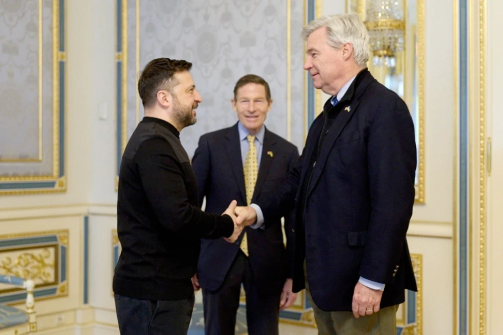 Президента України, Президент України Володимир Зеленський (ліворуч) вітає сенатора Шелдона Вайтхауса (Демократична партія, Род-Айленд) і сенатора Річарда Блюменталя (Демократична партія, Коннектикут) (посередині) у Києві, Україна, в понеділок, 2 лютого
