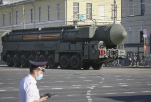 Транспортний засіб перевозить стратегічну ядерну ракету РС-24 «Ярс» під час військового параду до Дня Перемоги в Москві в 2020 році