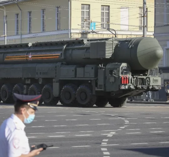 Транспортний засіб перевозить стратегічну ядерну ракету РС-24 «Ярс» під час військового параду до Дня Перемоги в Москві в 2020 році
