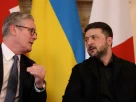 Прем'єр-міністр Великої Британії Кір Стармер та президент України Володимир Зеленський розмовляють під час зустрічі