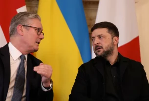 Прем'єр-міністр Великої Британії Кір Стармер та президент України Володимир Зеленський розмовляють під час зустрічі