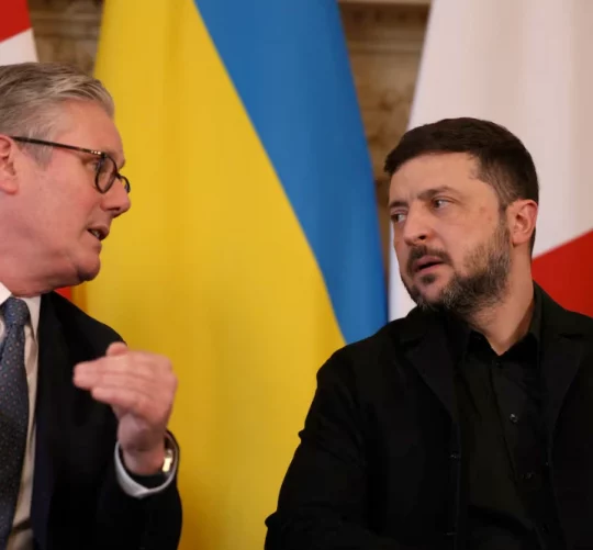 Прем'єр-міністр Великої Британії Кір Стармер та президент України Володимир Зеленський розмовляють під час зустрічі