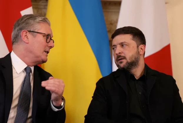 Прем'єр-міністр Великої Британії Кір Стармер та президент України Володимир Зеленський розмовляють під час зустрічі