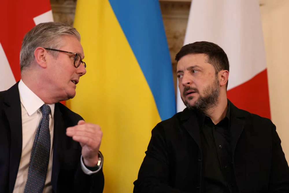 Прем'єр-міністр Великої Британії Кір Стармер та президент України Володимир Зеленський розмовляють під час зустрічі