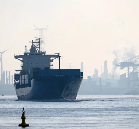 Антверпенський порт, другий за величиною в Європі, є центром нафтохімічної промисловості та ключовим логістичним центром НАТО, зокрема для потоку військової техніки США до Європи