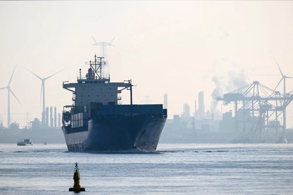 Антверпенський порт, другий за величиною в Європі, є центром нафтохімічної промисловості та ключовим логістичним центром НАТО, зокрема для потоку військової техніки США до Європи