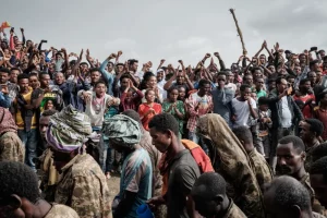 Полонені ефіопські солдати йдуть до реабілітаційного центру Мекеле в регіоні Тиграй, 2021 рік.