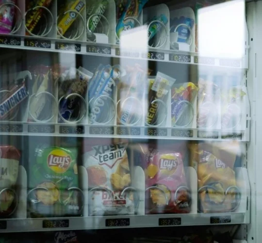 автомат штучної їжи такі як чипси та інші