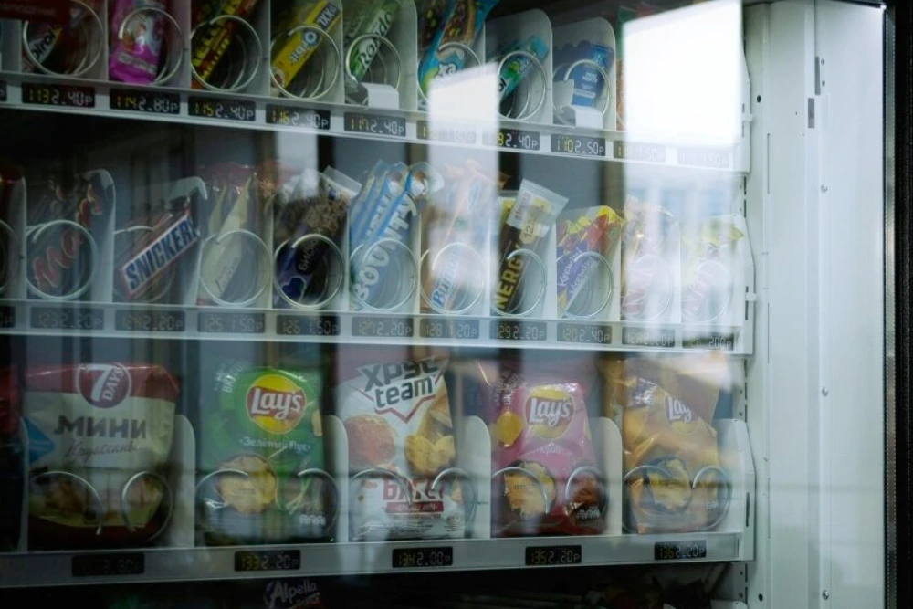 автомат штучної їжи такі як чипси та інші