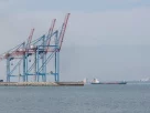 Вантажне судно залишає порт у Чорному морі в Одесі