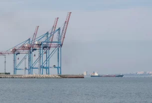 Вантажне судно залишає порт у Чорному морі в Одесі