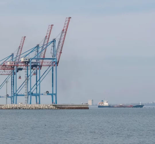Вантажне судно залишає порт у Чорному морі в Одесі