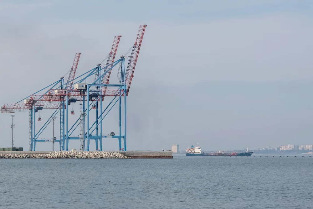 Вантажне судно залишає порт у Чорному морі в Одесі