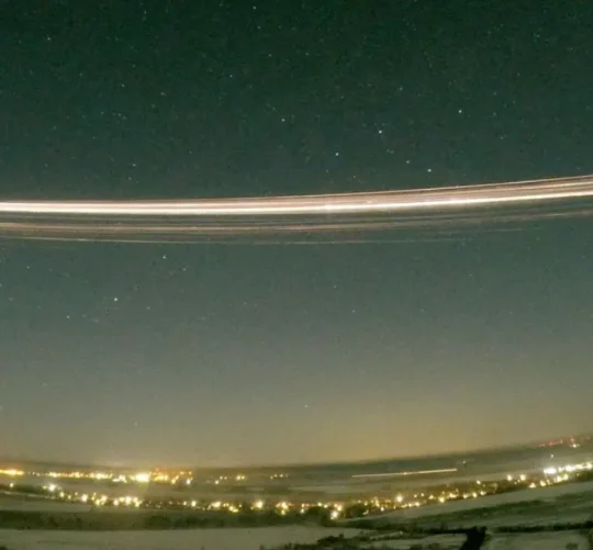 Частини зламаного верхнього блоку Falcon 9 згоріли над північною Німеччиною 19 лютого 2025 року.