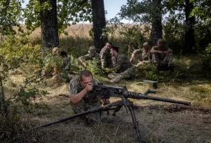 Солдат 22-ї окремої механізованої бригади України цілиться з кулемета Browning M2 під час навчань