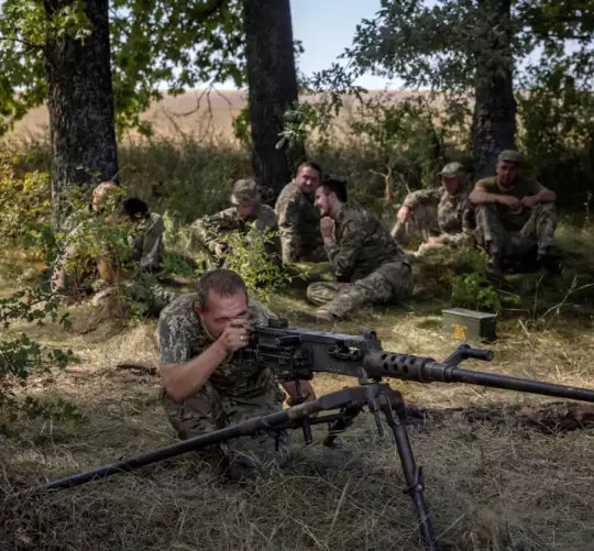 Солдат 22-ї окремої механізованої бригади України цілиться з кулемета Browning M2 під час навчань