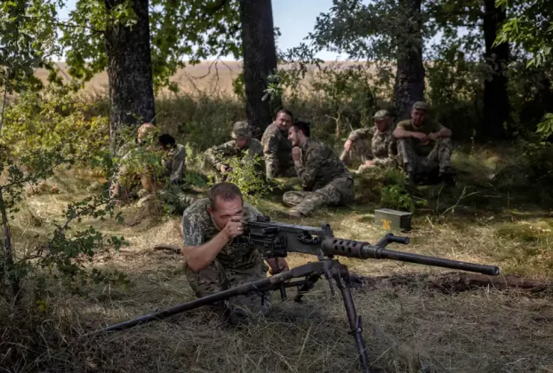 Солдат 22-ї окремої механізованої бригади України цілиться з кулемета Browning M2 під час навчань