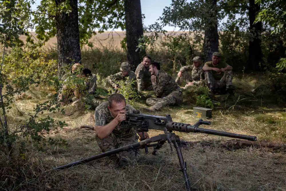 Солдат 22-ї окремої механізованої бригади України цілиться з кулемета Browning M2 під час навчань