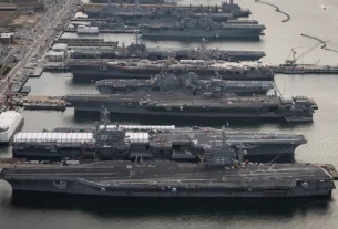 Американські авіаносці USS Dwight D. Eisenhower (CVN 69), USS George H.W. Bush (CVN 77), USS Enterprise (CVN 65), USS Harry S. Truman (CVN 75) та USS Abraham Lincoln (CVN 72) у військово-морській базі Норфолк у штаті Вірджинія.