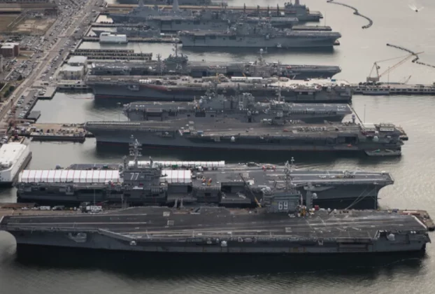 Американські авіаносці USS Dwight D. Eisenhower (CVN 69), USS George H.W. Bush (CVN 77), USS Enterprise (CVN 65), USS Harry S. Truman (CVN 75) та USS Abraham Lincoln (CVN 72) у військово-морській базі Норфолк у штаті Вірджинія.