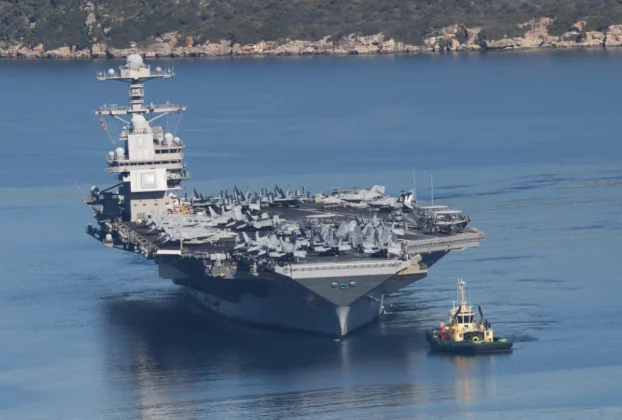 USS Gerald R. Ford відпливає з військово-морської бази Суда на Криті, Греція, 26 лютого 2026 року.