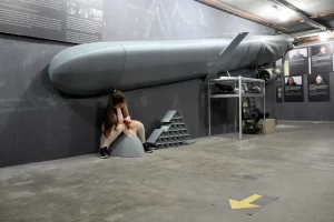 відвідувач сидить під реконструкцією російської крилатої ракети, яка має дати відчуття «її розміру, коли вона летить до вас»