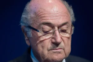 Зепп Блаттер дивиться вниз під час прес-конференції в штаб-квартирі ФІФА в Цюриху