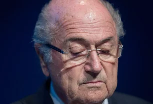 Зепп Блаттер дивиться вниз під час прес-конференції в штаб-квартирі ФІФА в Цюриху