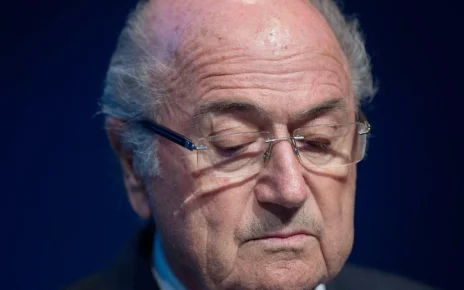 Зепп Блаттер дивиться вниз під час прес-конференції в штаб-квартирі ФІФА в Цюриху