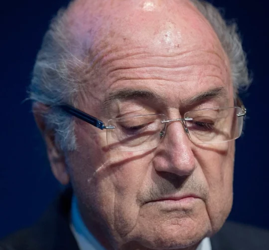 Зепп Блаттер дивиться вниз під час прес-конференції в штаб-квартирі ФІФА в Цюриху